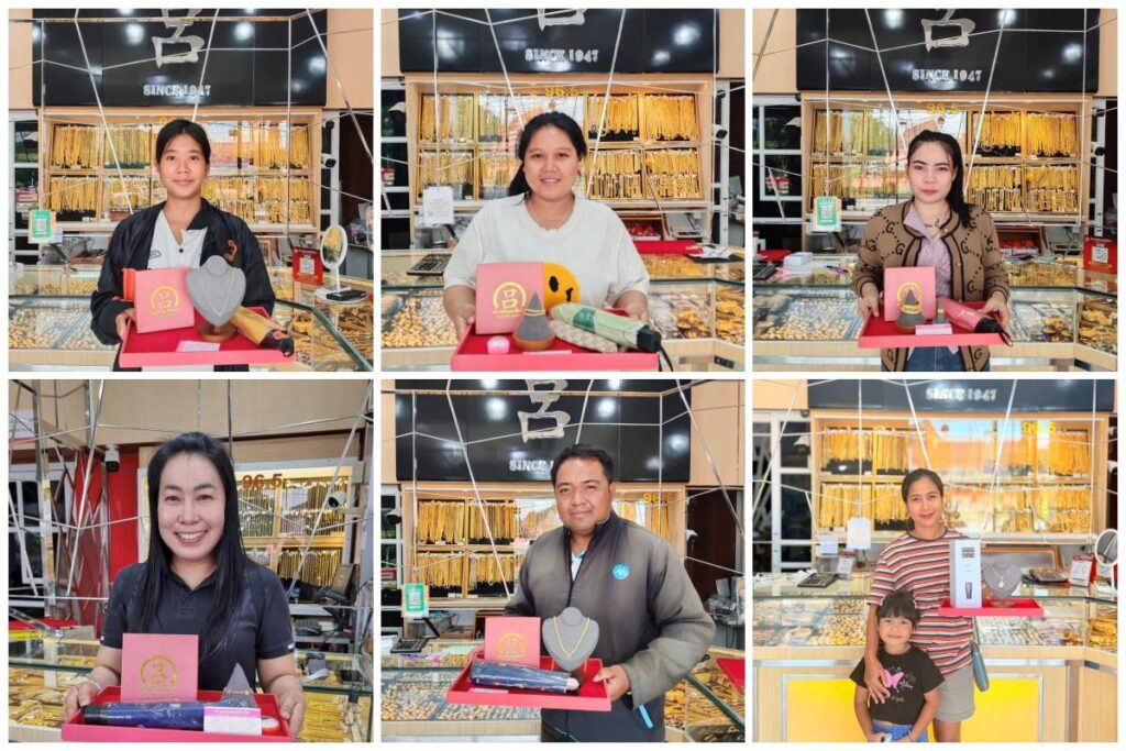 หกคน แต่ละคนยืนอยู่ในร้านเครื่องประดับ ถือกล่องของขวัญและรางวัลขณะโพสท่าถ่ายรูปเดี่ยวหน้าตู้โชว์เครื่องประดับทองที่มีโปรโมชั่นผ่อนทอง 0% จาก SCB.